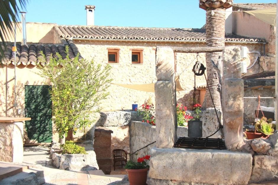 Innenhof mit Steinmauern und Pflanzen in der Dorfvilla Sa Barcella, Sineu