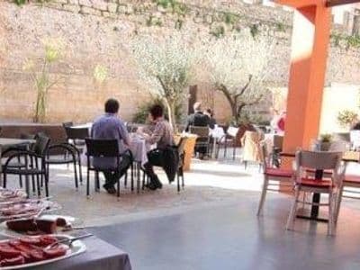 Restaurantterrasse unter Bäumen, Abendessen auf der PetitHotel-Tour