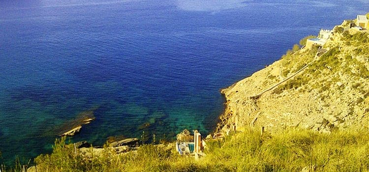 Türkisblaue Bucht an der Felsküste Mallorcas, Blick vom Radweg aufs Meer