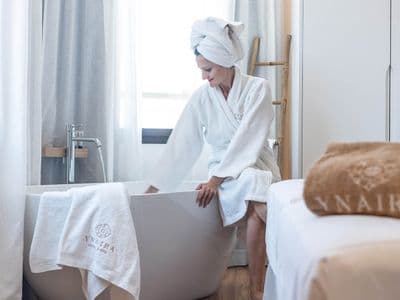 Badezimmer mit freistehender Wanne im Ynaira Hotel