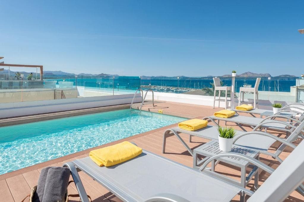 Dachterrasse mit Pool im Boutiquehotel Llaut, Blick aufs Meer