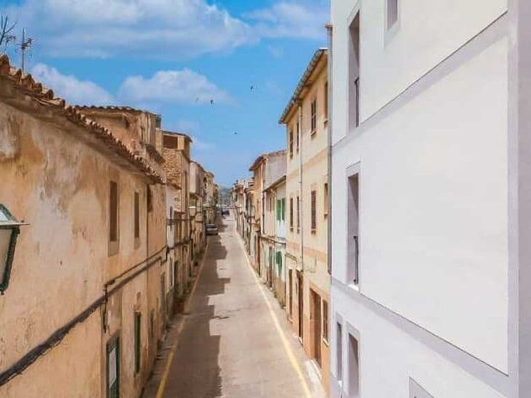 Gasse in Artà mit Laterne, auf dem Weg zur Casa Santa Fe