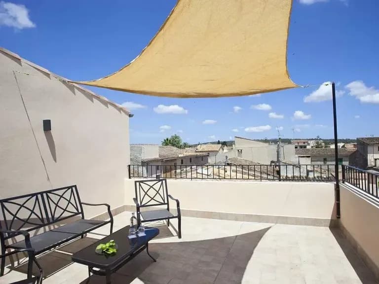 Dachterrasse des Casal de Petra mit Sonnensegel und Blick über die Dächer von Petra