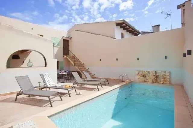 Pool im Innenhof des Casal de Petra mit Liegestühlen und Sonnenterrasse