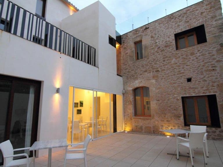 Innenhof des Petit Hotels Alcúdia am Abend