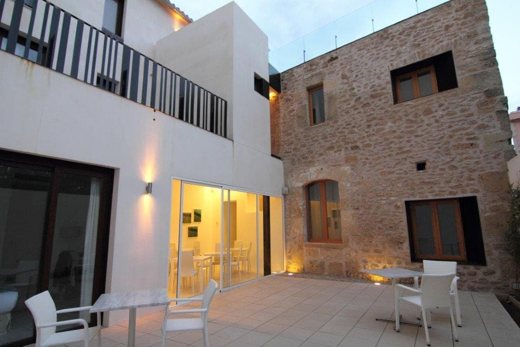 Innenhof des Petit Hotels Alcúdia am Abend
