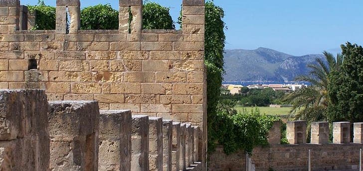 Alte Stadtmauer von Alcúdia mit Blick zur Bucht