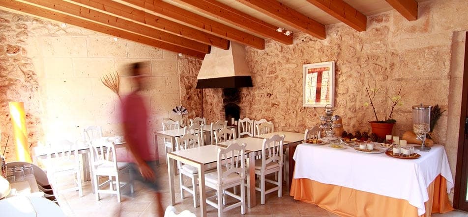 Frühstücksraum mit Holzbalken im Petit Hotel Algaida