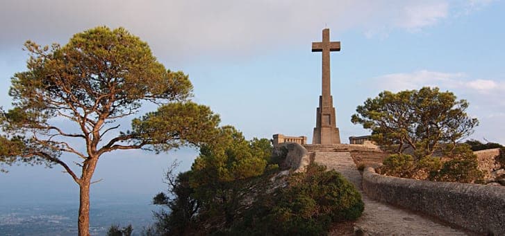 Kreuz und Pinie am Aussichtspunkt beim Sant Salvador
