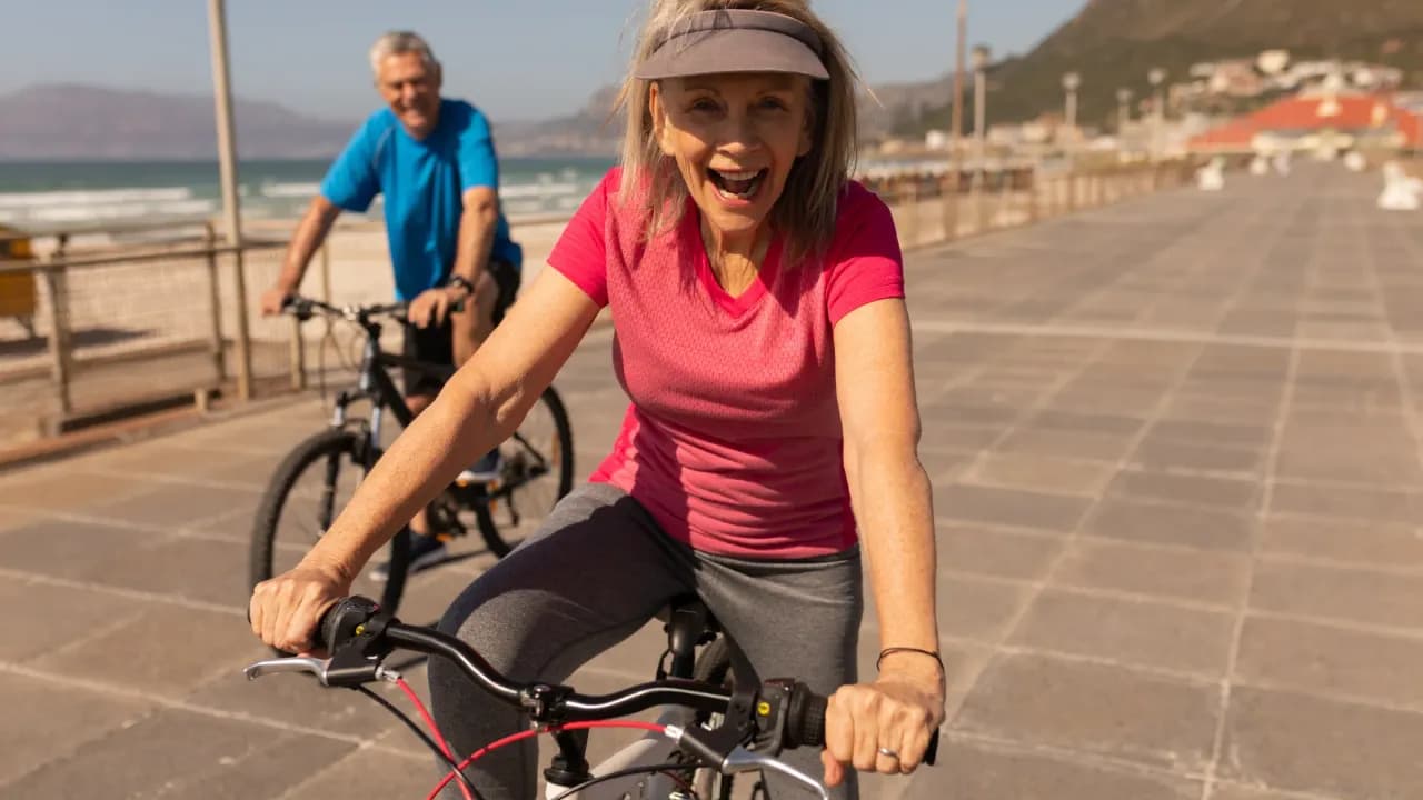 Paar auf Trekkingrädern an der Strandpromenade