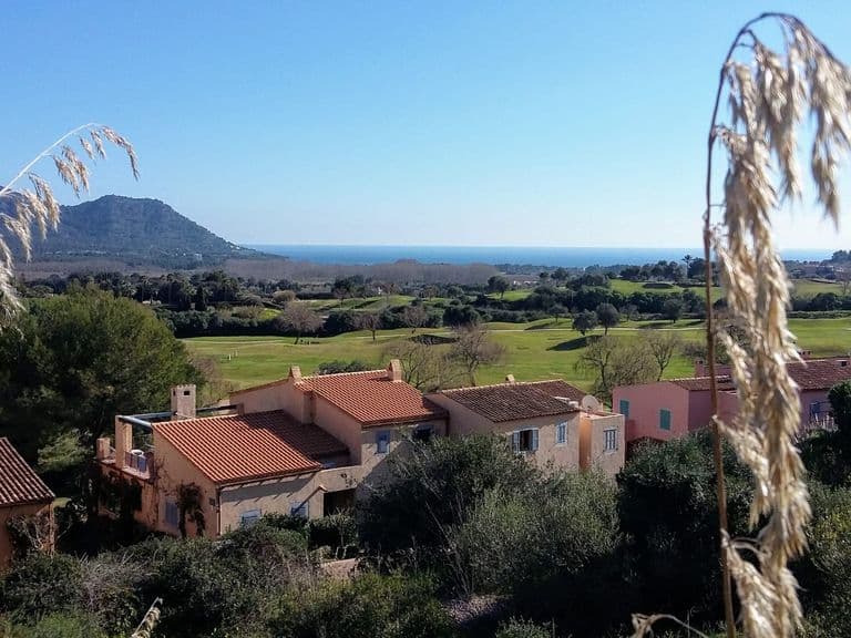 Blick über die Dächer von Son Servera auf die Hügel des Levante