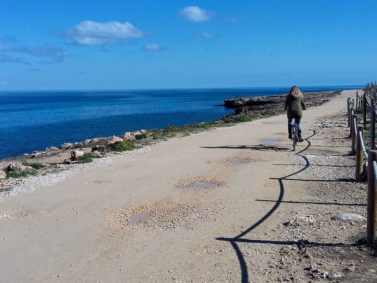 Küstenweg zum Cap des Pinar, Radfahrer am Meer entlang
