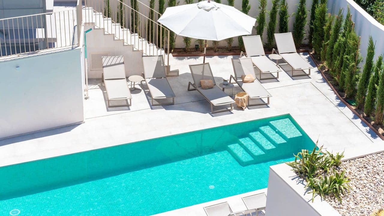 Pool des Ynaira Hotels in Ariany mit Liegen und Sonnenschirm